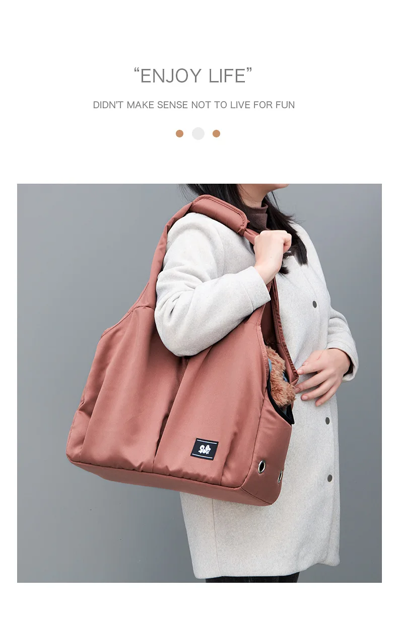 Bolsa transportín abierta con mascota asomándose