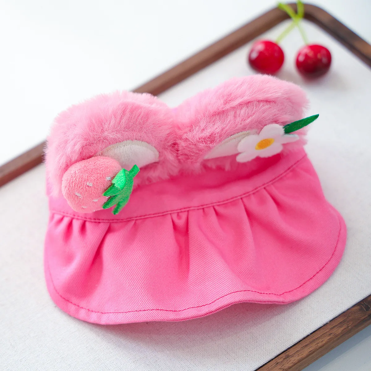 Sombrero para el sol de otoño e invierno para mascotas, perro pequeño para actividades al aire libre, orejas de felpa, accesorios bonitos, sombrero para el sol de fresa - imagen 3