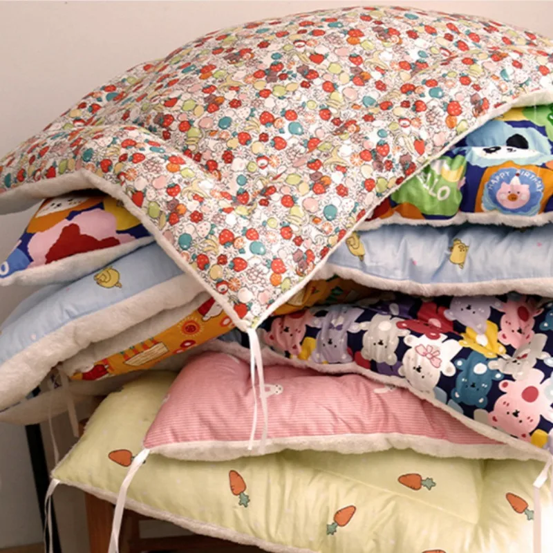 Esteras de cama cálidas de lana para mascotas, jaula para perros y gatos, almohadillas de nido suaves con estampado bonito y fijación de correa, almohadilla para dormir para viajes al aire libre, invierno - imagen 4