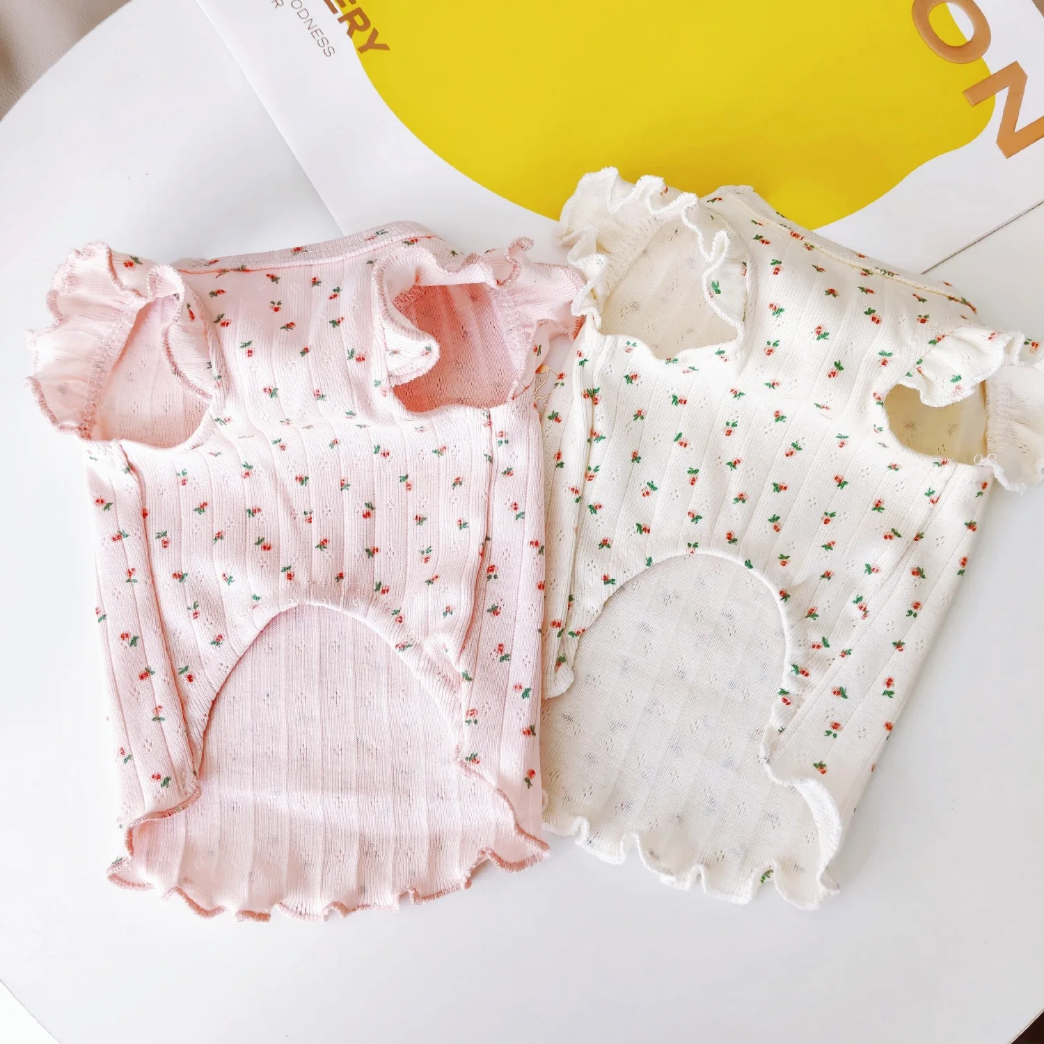 Camiseta floral con mangas volantes para perros pequeños y gatos - imagen 4