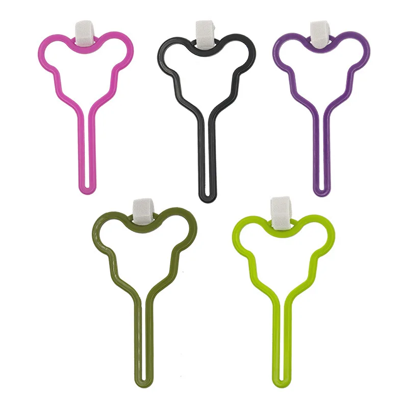 Soporte para bolsa de caca para mascotas, Clip fijo manos libres, suministros de limpieza para caminar, dispensador de bolsa de caca para perros y gatos, novedad de 2021 - imagen 2