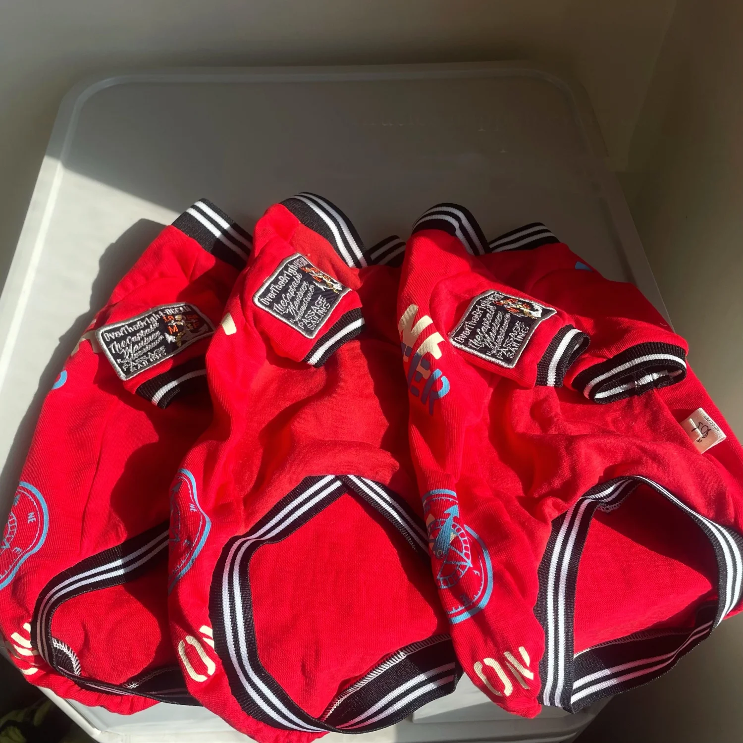 Abrigo rojo de manga larga a la moda para gatos en primavera y otoño, Camiseta de algodón suave con dibujos animados, disfraz de Cosplay de Seafarero para gato esfinge - imagen 3