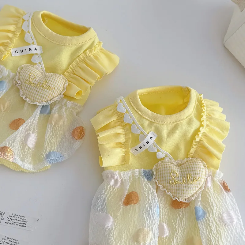 Vestido de lunares para mascotas, vestido amarillo con mangas con mosca en forma de corazón, chaleco para las cuatro estaciones para gatos y perros, ropa para cachorros, vestidos para perros pequeños - imagen 4