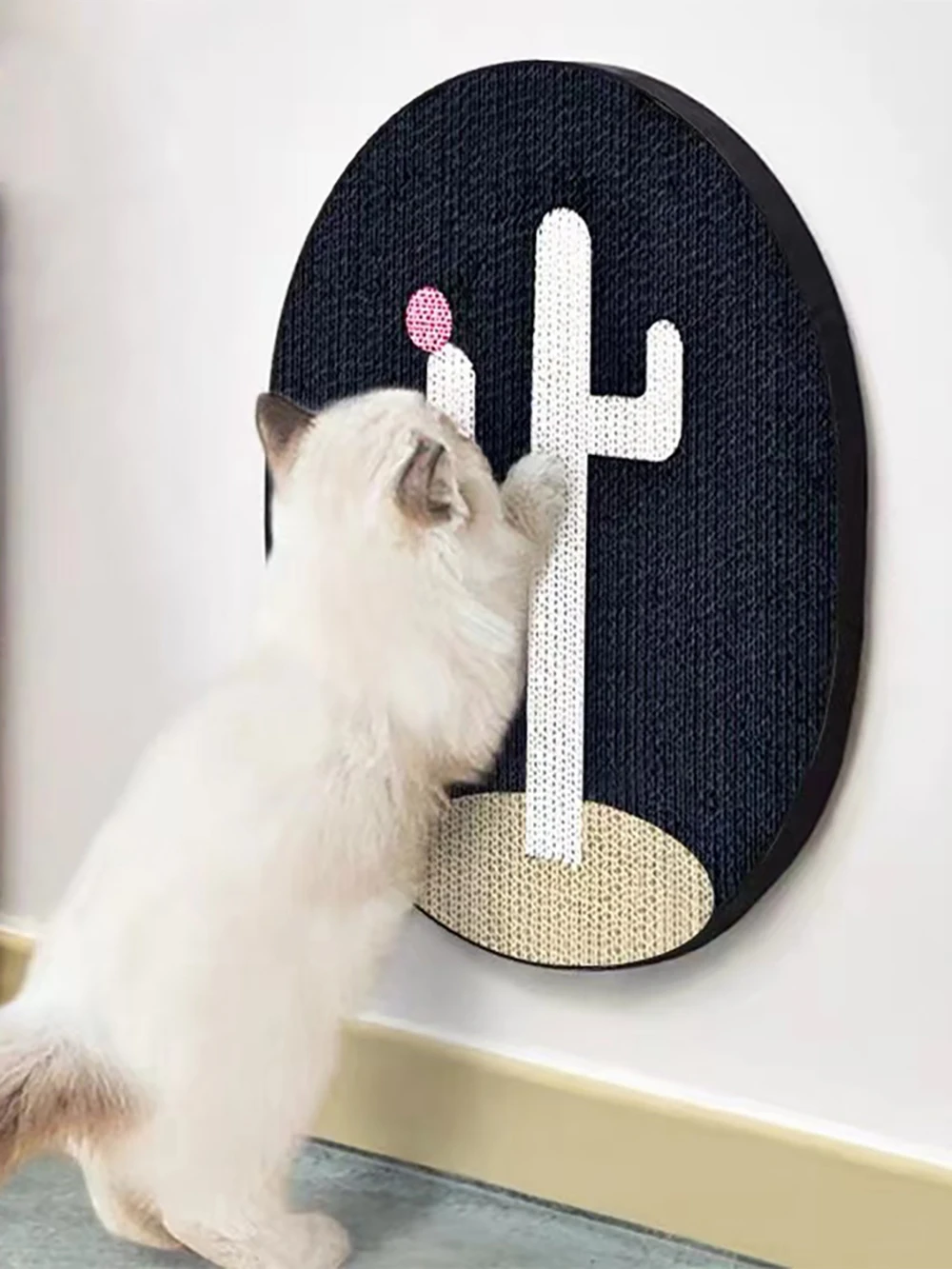 Rascador para gatos colocado en el sofá para proteger los muebles