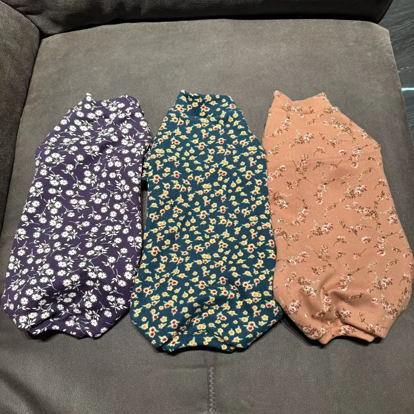 Gato con pijama floral mostrando detalle del estampado