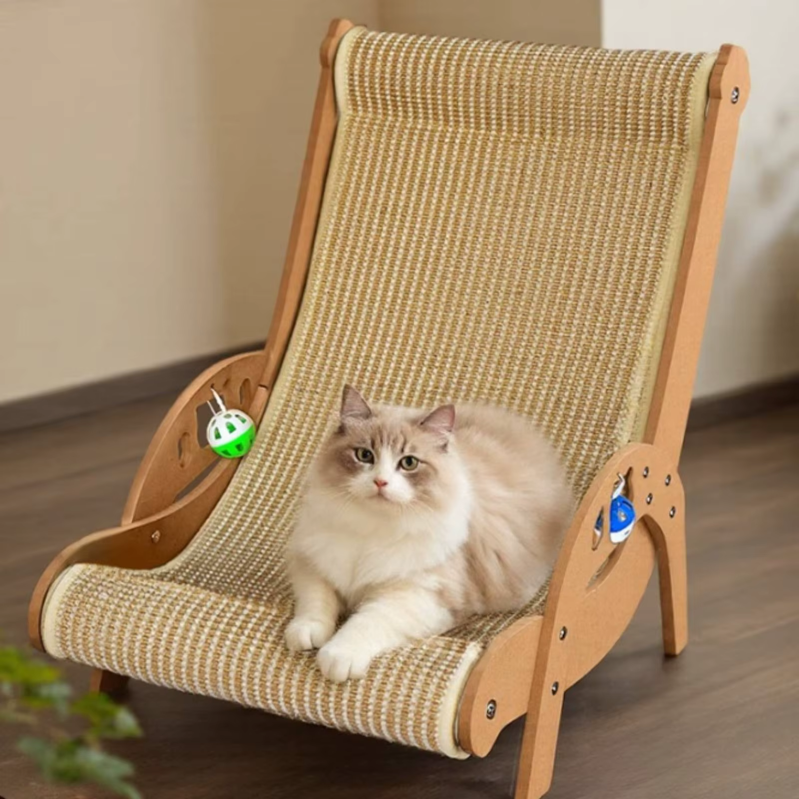 Sillón rascador para gatos con base antideslizante y diseño resistente