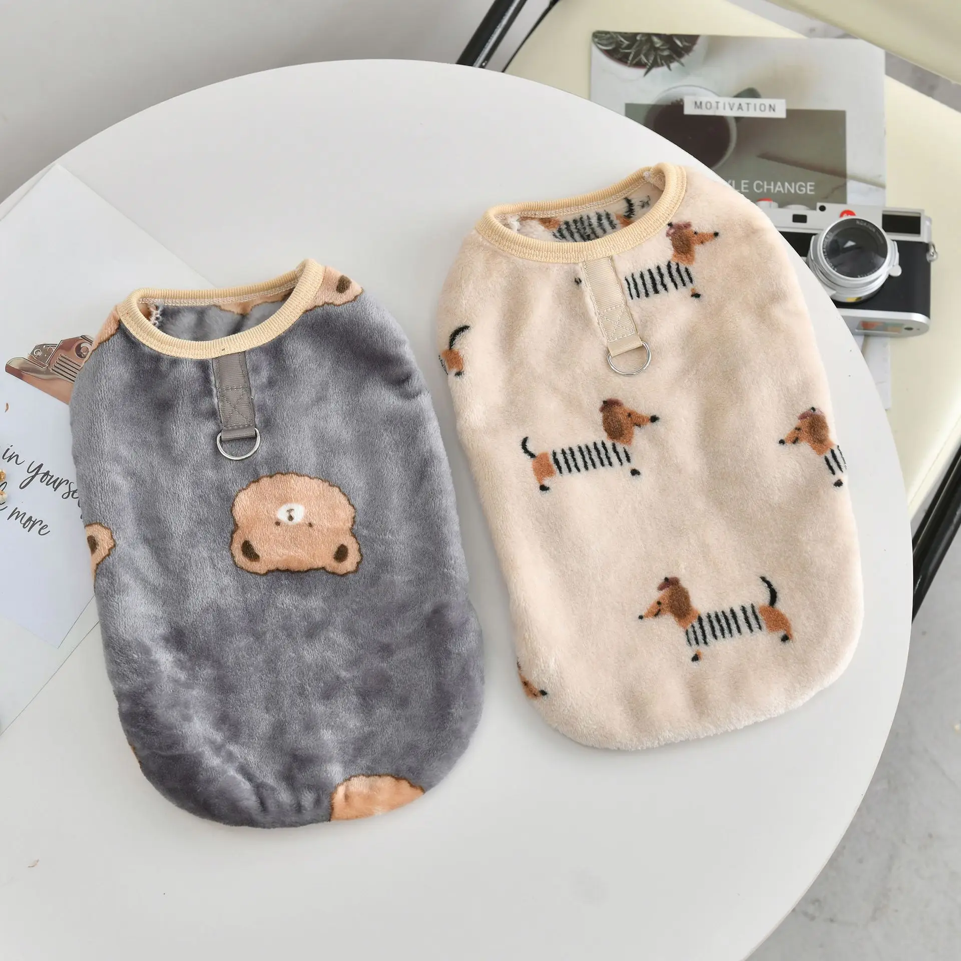 Chaleco de felpa para mascotas de otoño e invierno, chaleco estampado de dos pies, ropa mediana para cachorros, ropa para perros pequeños
