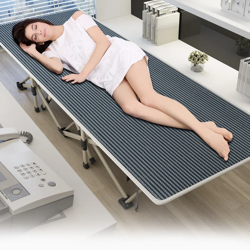 Cama plegable desplegada con estructura de acero