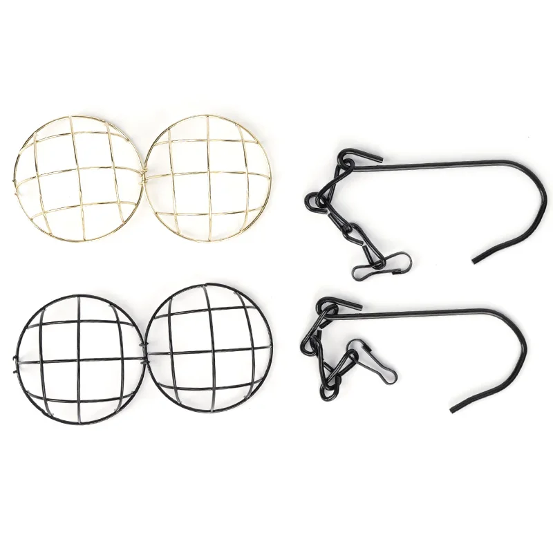 Un par de aretes con una cadena y una joya redonda