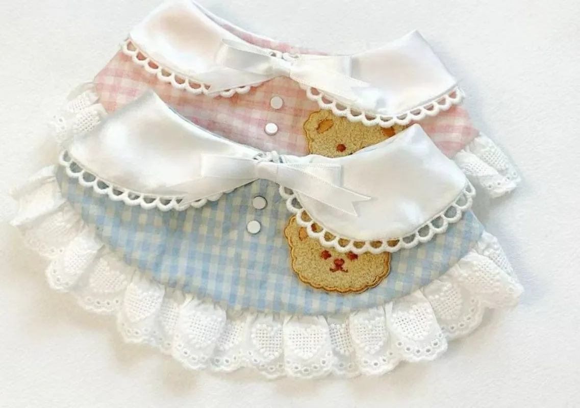 Detalle de encaje y osito de peluche del babero