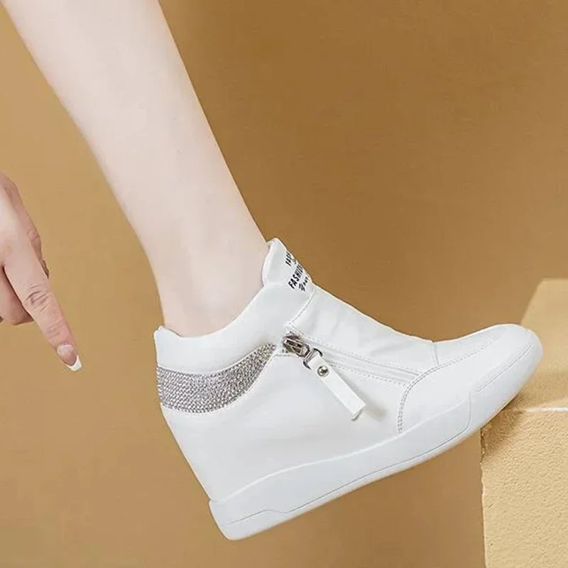 Nuevas zapatillas altas para mujer, primavera Otoño, nuevos zapatos informales de tacón oculto con cremallera lateral, zapatos blancos con remaches de cuña y plataforma para mujer - imagen 5