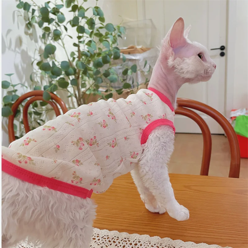 Camiseta de algodón de malla transpirable para gato sin pelo Chaleco de verano floral rojo dulce para ropa de estar por casa Sphynx Cat Devon Rex en primavera