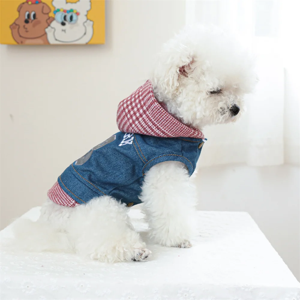 Otoño Invierno cachorro perro chaqueta vaquera sin mangas con anillo en D para perros pequeños estampado de letras a cuadros Sudadera con capucha para mascotas cierre de botón - imagen 4