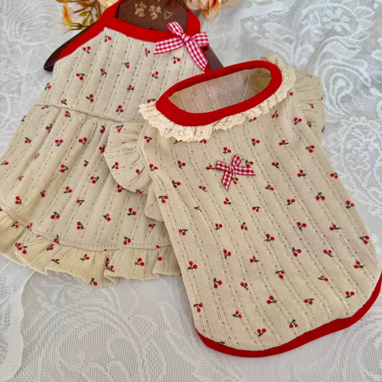Vestido floral para perros pequeños – Mangas volantes y tirantes osito - imagen 3
