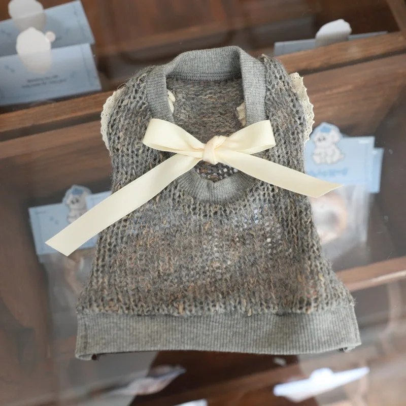 Detalle del lazo gris claro en suéter para cachorro