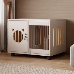 Casa de madera ventilada para gatos y perros pequeños con ruedas