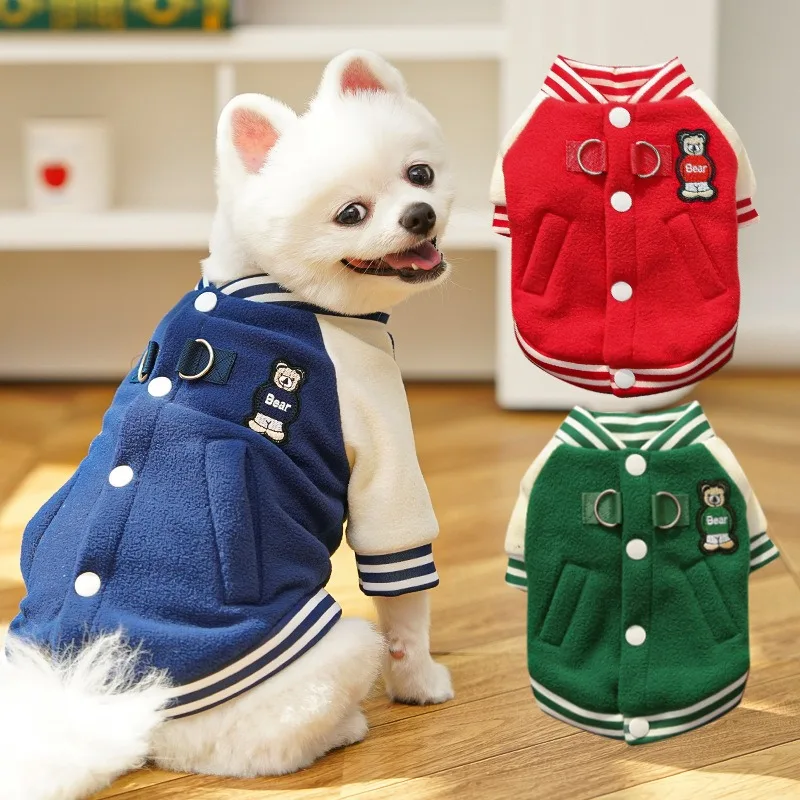 Chaqueta a la moda para perros en uso cotidiano