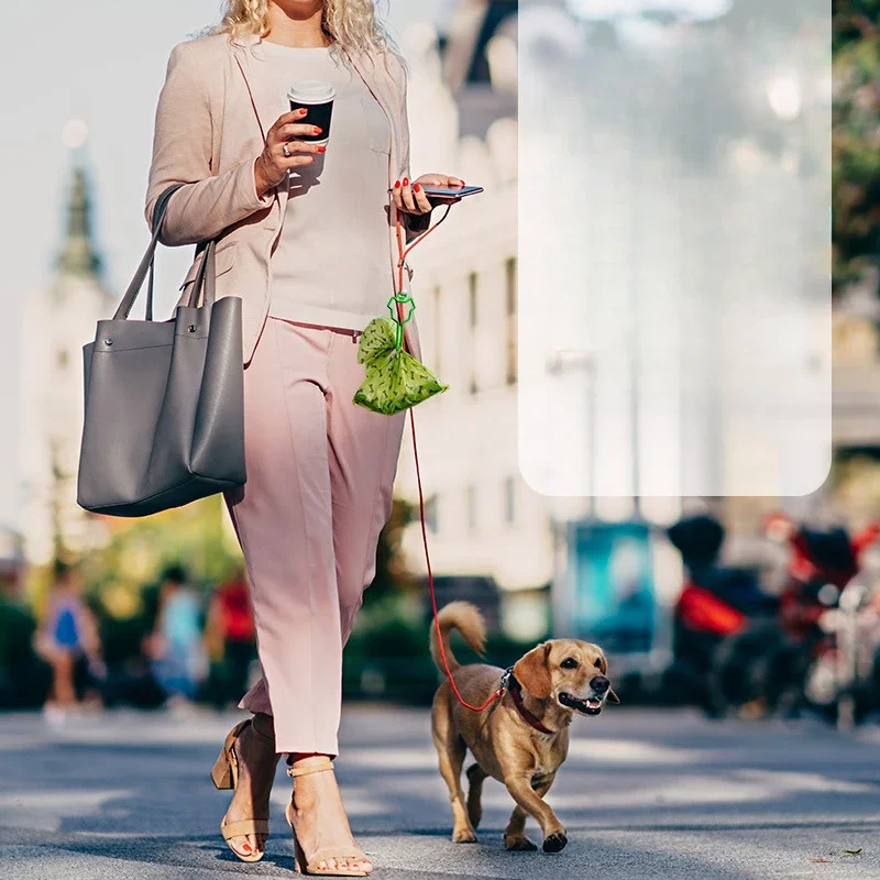 Dispensador de bolsas de basura para mascotas, caja de almacenamiento portátil con hebilla colgante para gatos y perros, suministros para perros, 1 ud. - imagen 2