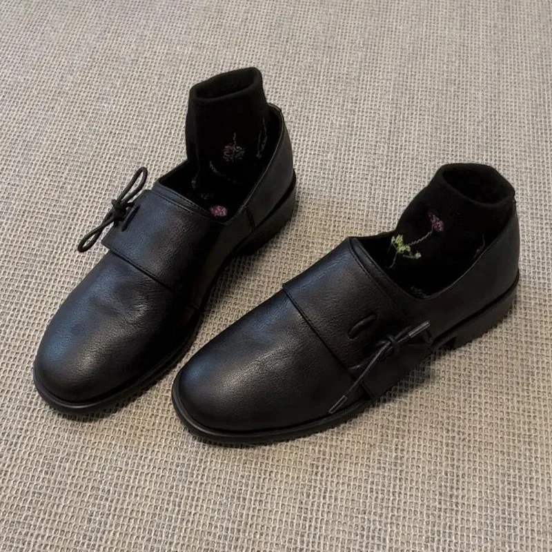 Nuevos zapatos planos de cuero de otoño 2025, mocasines informales versátiles de diseñador para mujer, zapatos planos concisos y cómodos de suela blanda para mujer