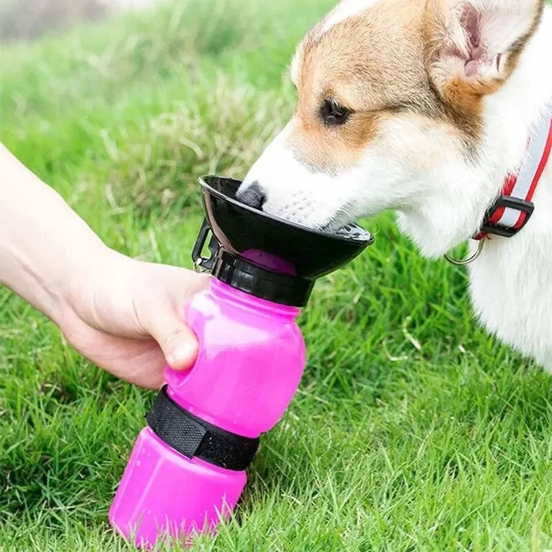 Botella de agua portátil con taza para perros y gatos al pasear - imagen 4