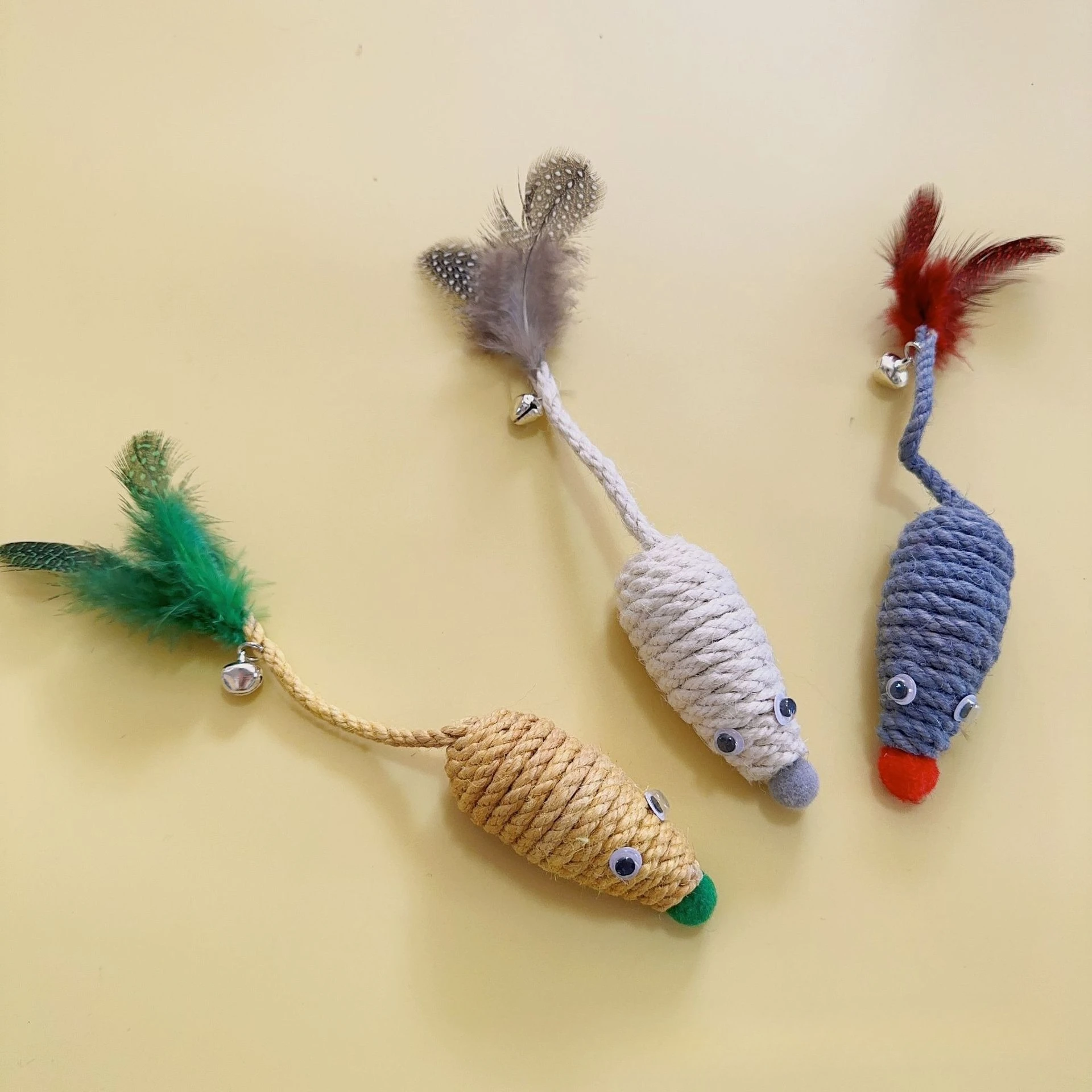Juguete ratón de cáñamo con plumas y cuerda resistente para gato - imagen 3