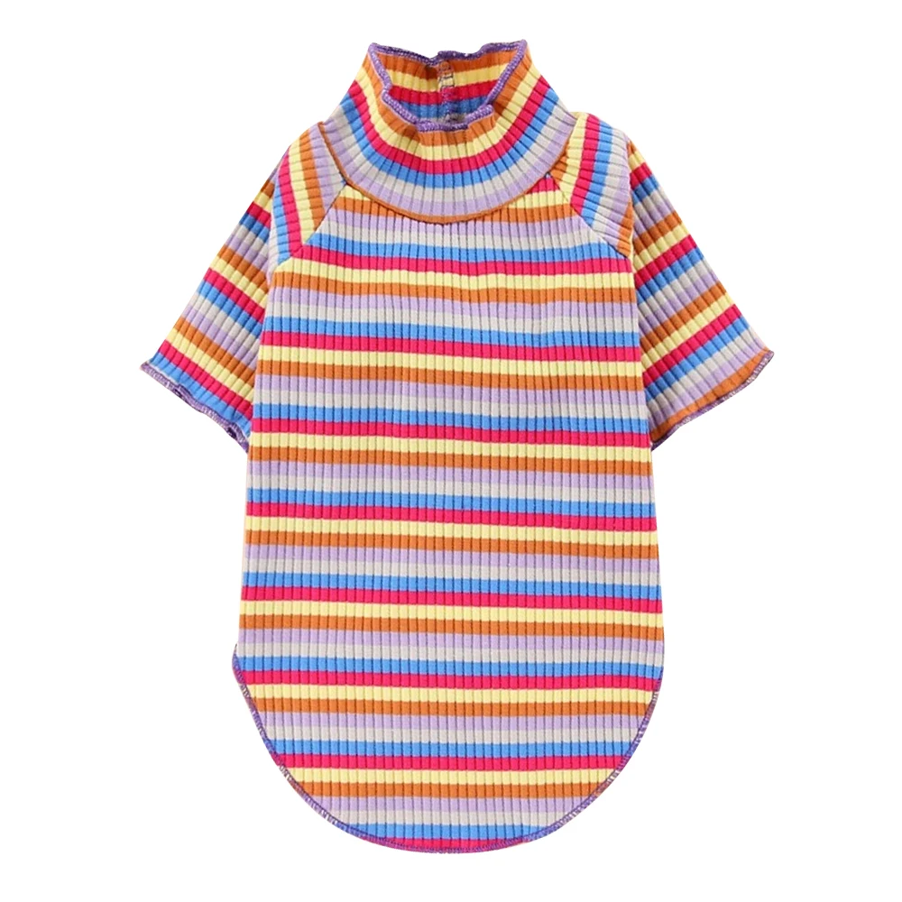 Una camisa a rayas con un cuello colorido