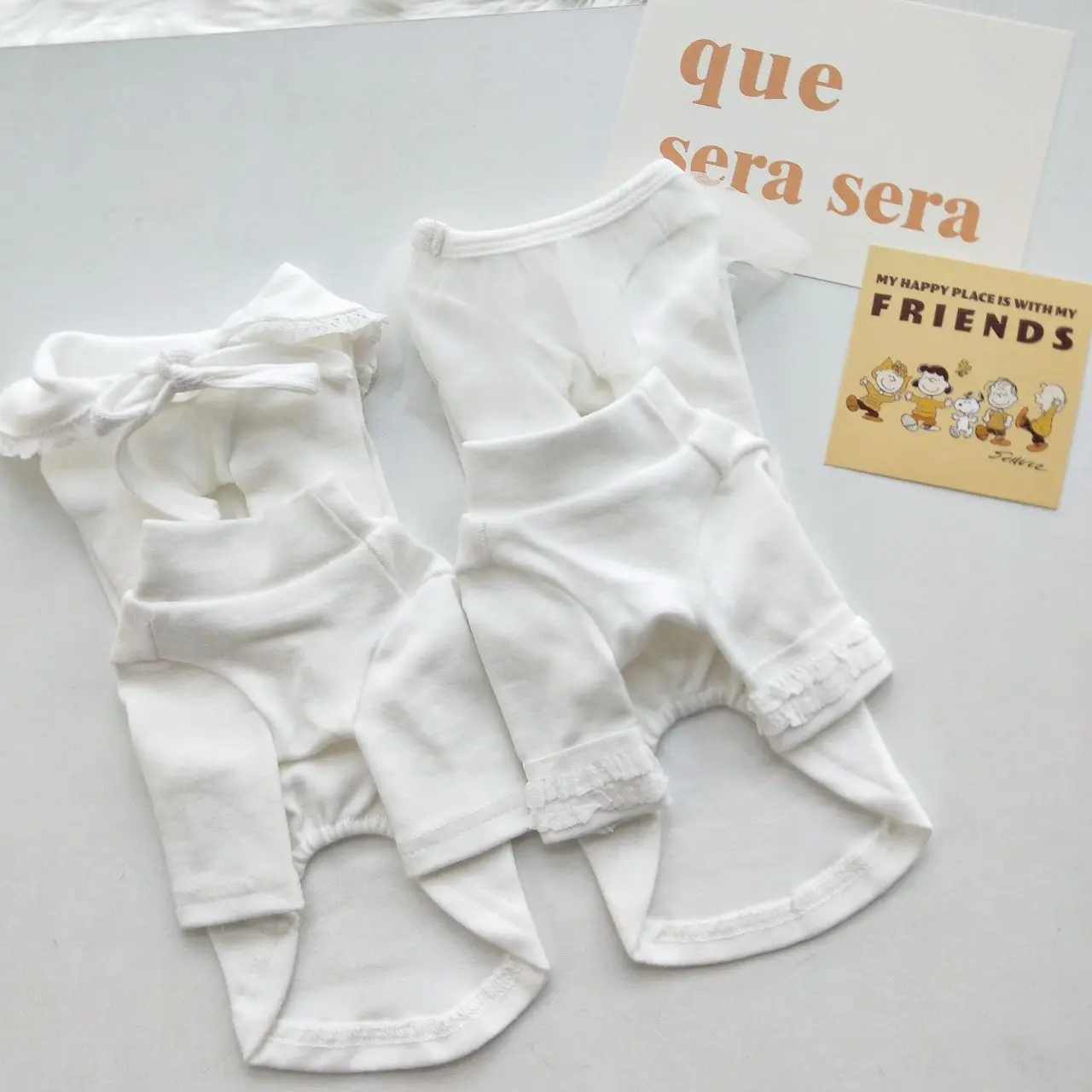 Detalle del tejido suave de la camisa para mascotas
