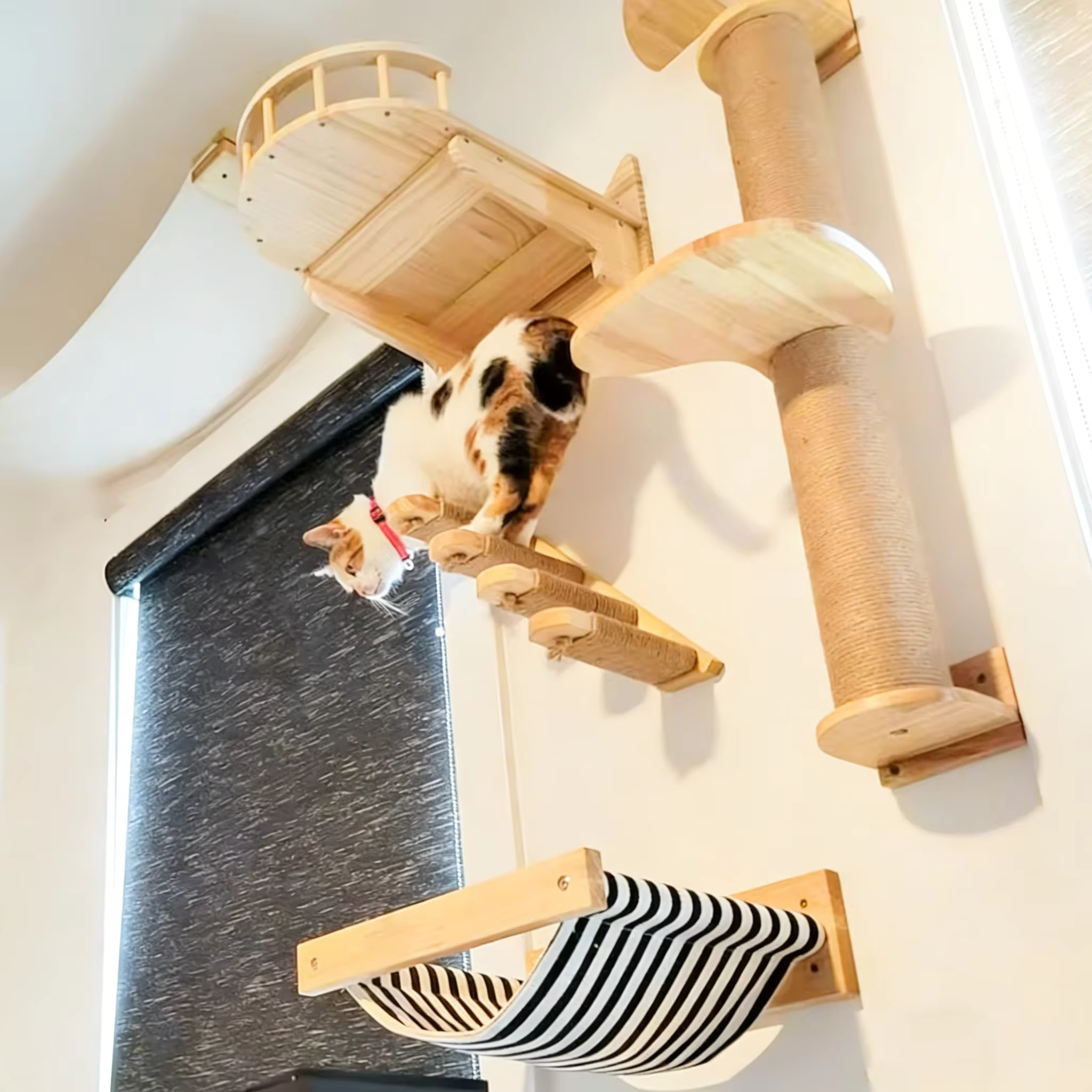 Mueble de pared para gatos con rascador de sisal y hamaca - imagen 4