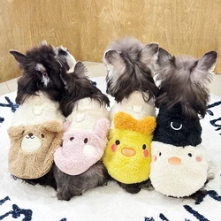 Ropa para mascotas Sudadera con capucha de felpa de otoño e invierno bordada con chaqueta cálida de forro polar para ambos piernas ropa para perros que se puede tirar