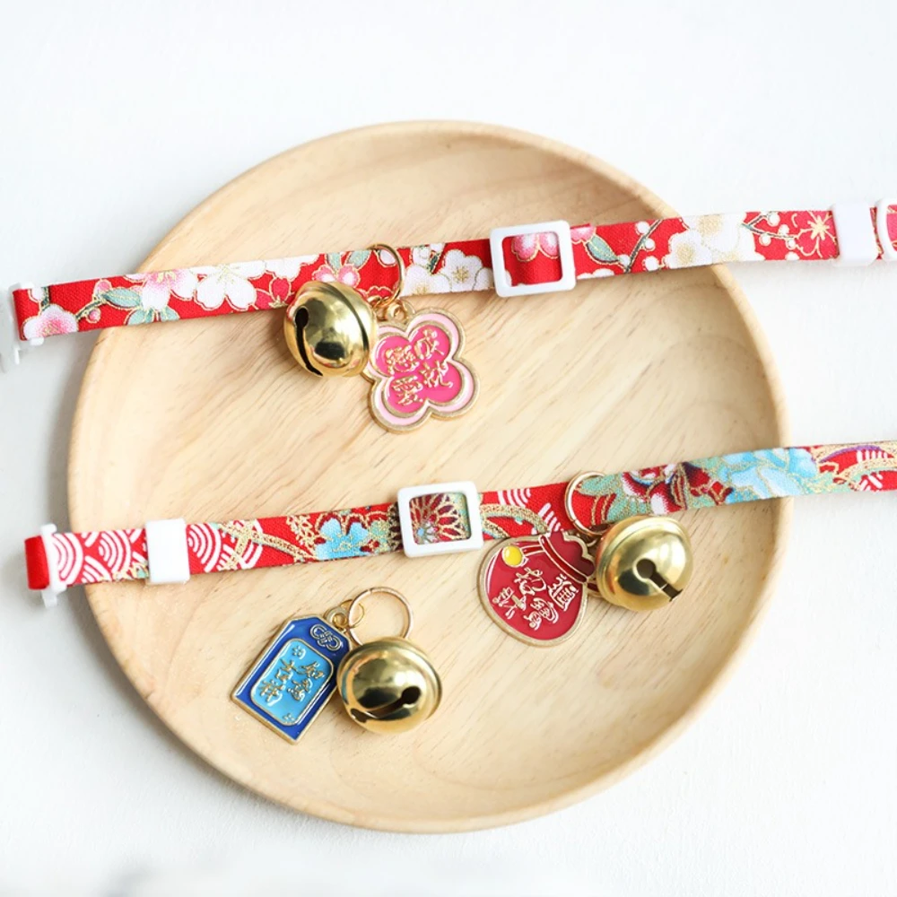 Collar con campana decorativo para perros y gatos – Amuleto de Año Nuevo - imagen 2