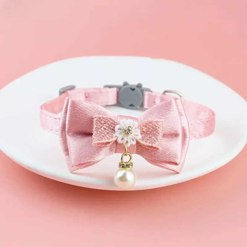 Collar para gato con lazo de encaje rosa, cuentas colgantes y campana - imagen 2