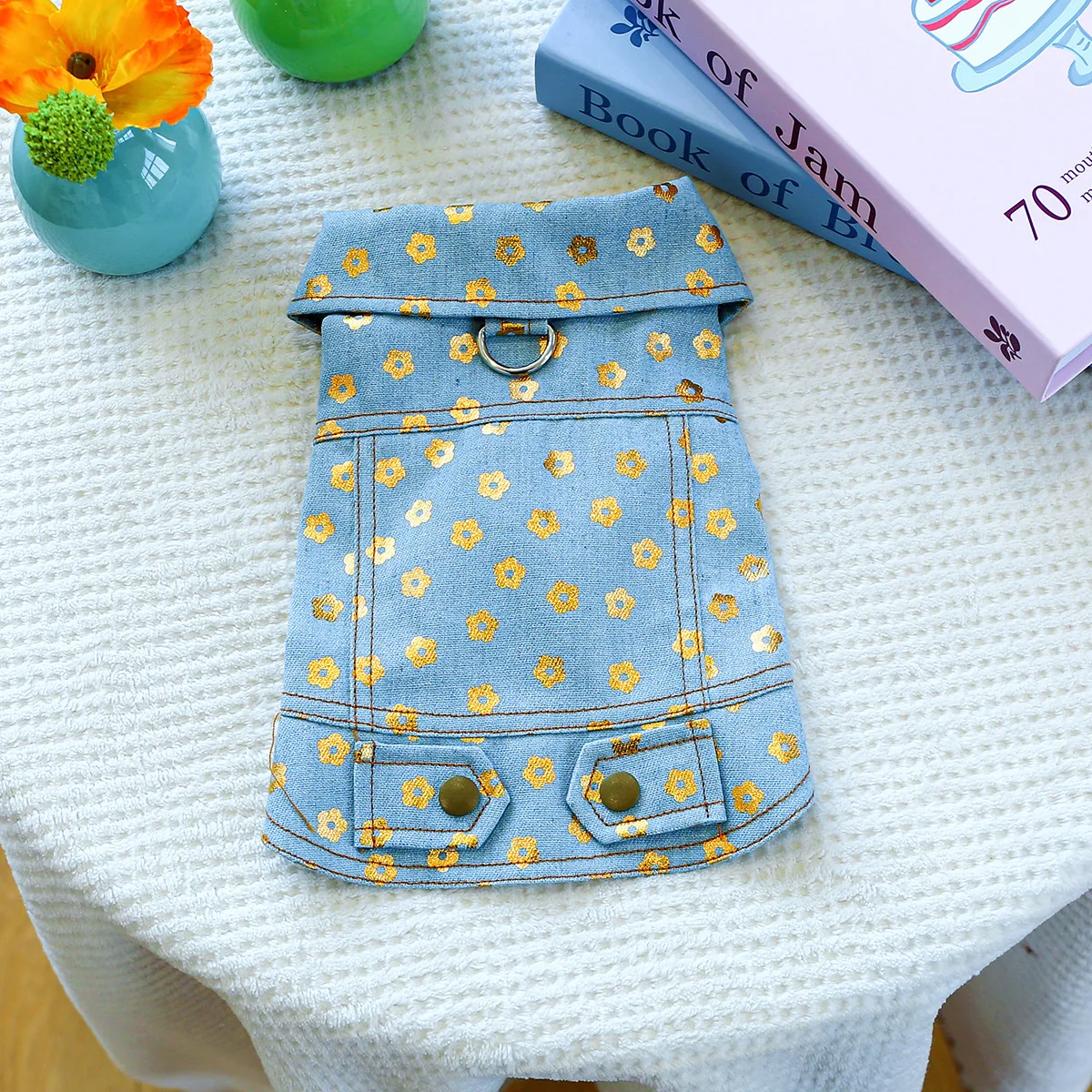 Chaqueta vaquera para perros con hebilla de tracción, estampado de flores cosido en oro, botón a presión, linda camisa vaquera para perros - imagen 5