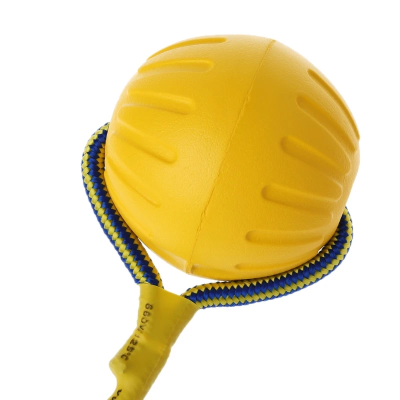 Una bola amarilla con una cuerda azul a su alrededor