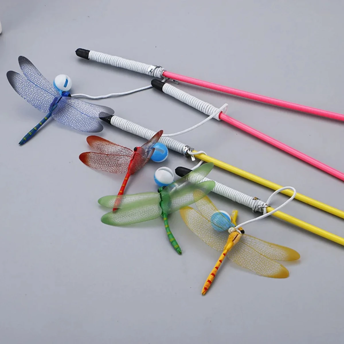 Varita teaser de libélula de varilla corta de color aleatorio, gato interactivo, juguete de plumas divertido para gatitos y gatos, varita duradera para mascotas, 1 Uds.