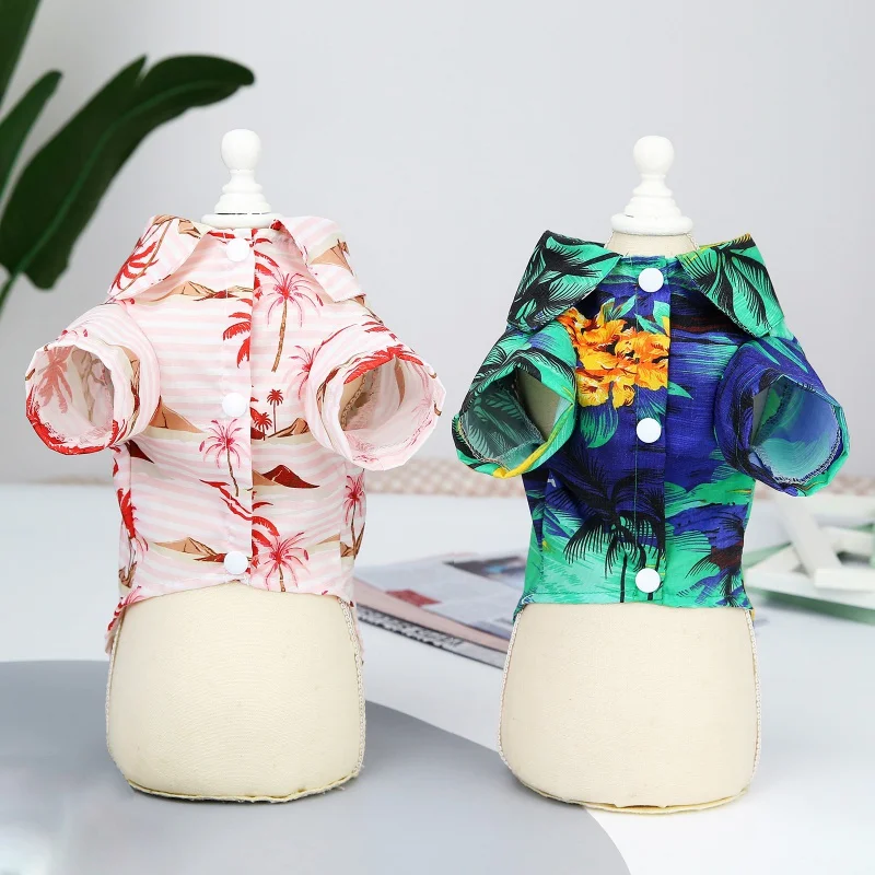 Camisa hawaiana para perro colocada sobre superficie blanca