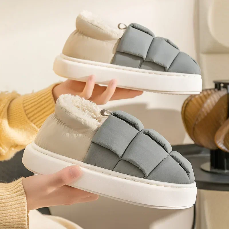 Zapatillas de algodón cálidas para invierno, botas de nieve impermeables, Zapatillas de interior para el hogar, zapatos de fondo plano suave para hombre y mujer, novedad de 2024
