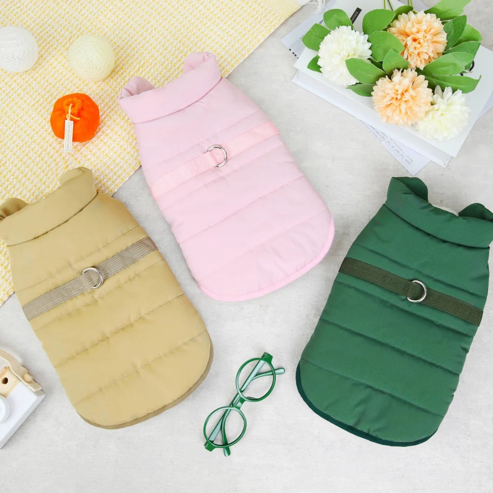 Bulldog francés vistiendo abrigo de invierno para perros pequeños