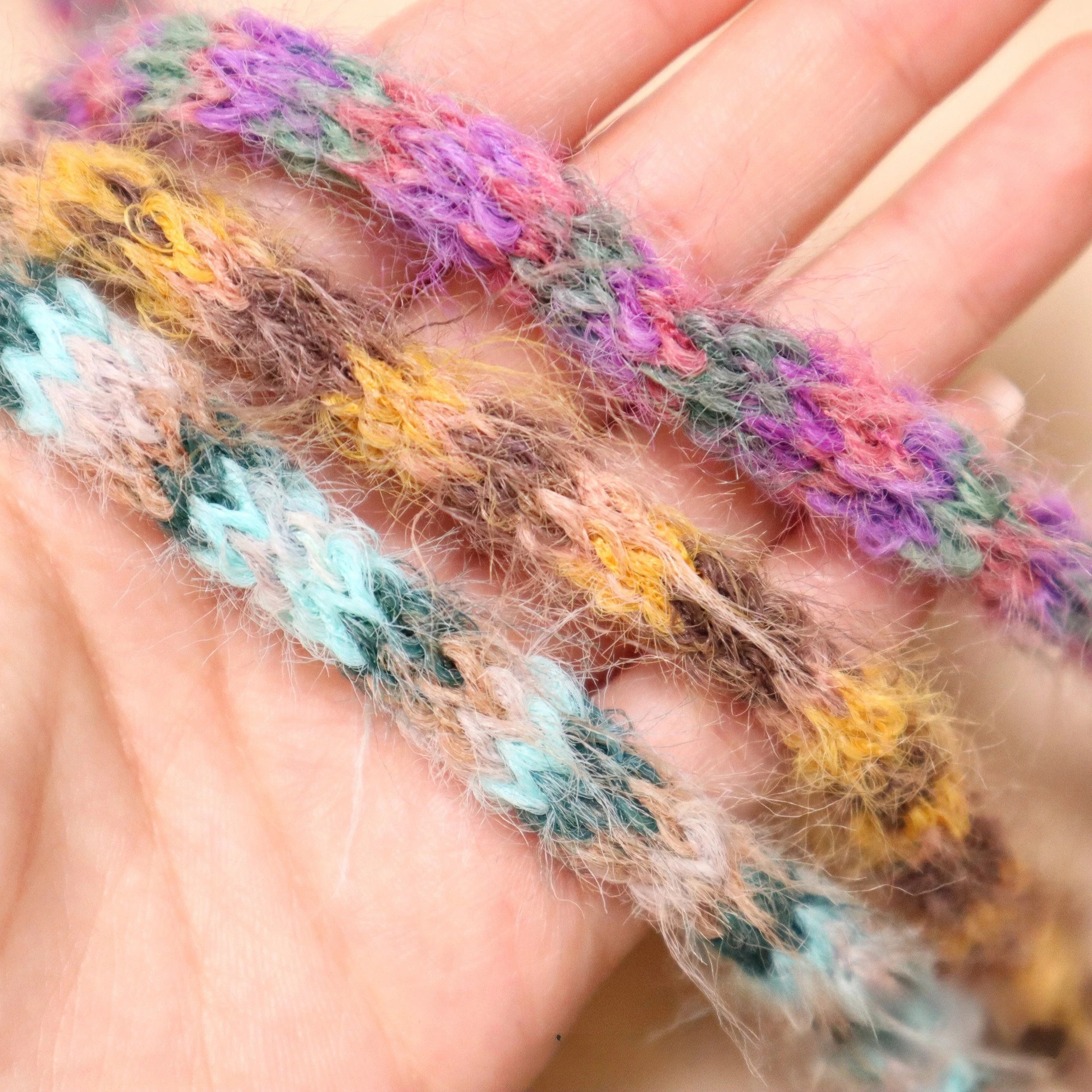 Juguete de palo de burlas para gatos con cuerda de felpa a rayas coloridas, juguetes para mascotas de lana tejida - imagen 3