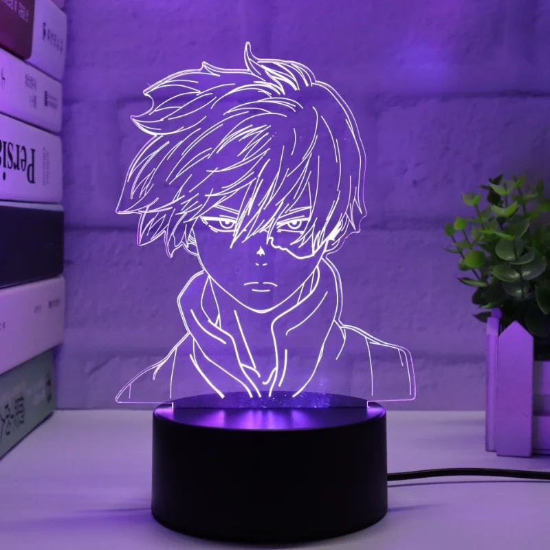 Lámpara LED junto a merchandising de My Hero Academia