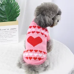 Suéter de punto con corazón y cuello alto para perros del invierno
