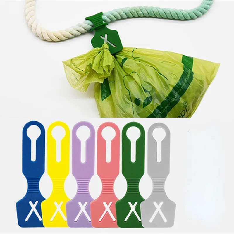 Uso diario del dispensador de bolsas durante un paseo