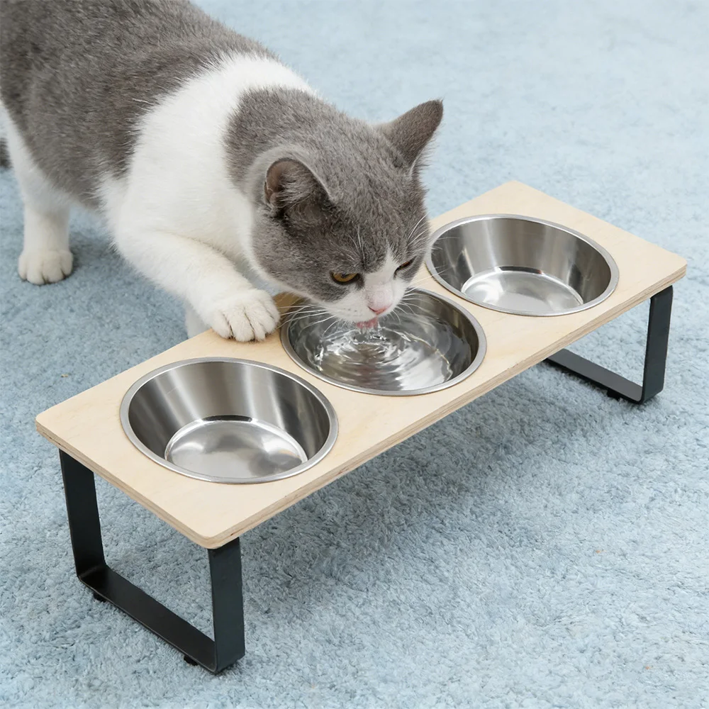 Comedero elevado de madera con cuencos de acero para gatos