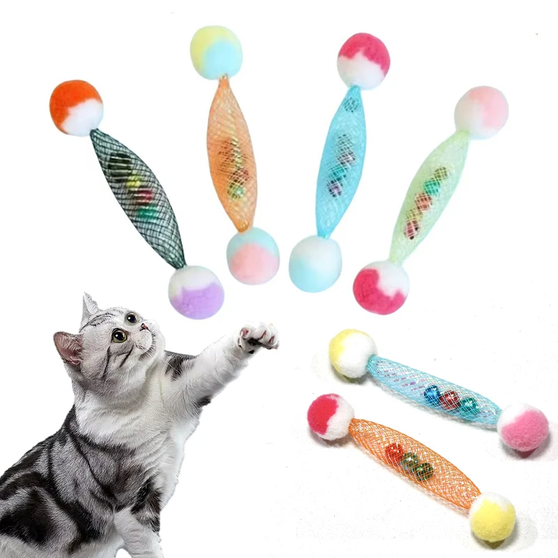 Gato jugando con el juguete