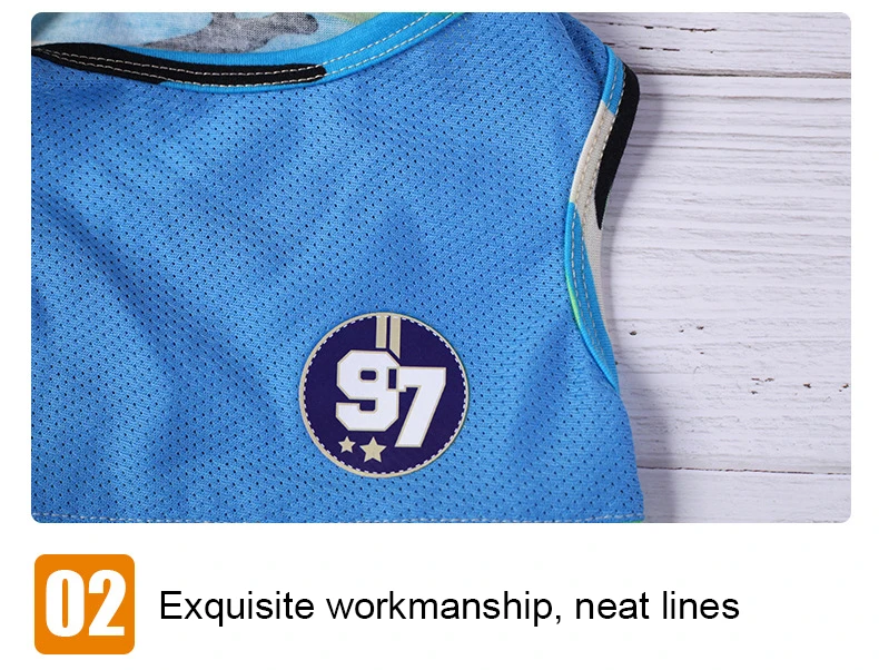 Una prenda deportiva, concretamente una camiseta, en la que destaca el número 97. La camiseta es azul con un patrón que sugiere que podría ser una malla o un tejido liviano, lo cual es común en las camisetas deportivas para permitir la transpirabilidad.