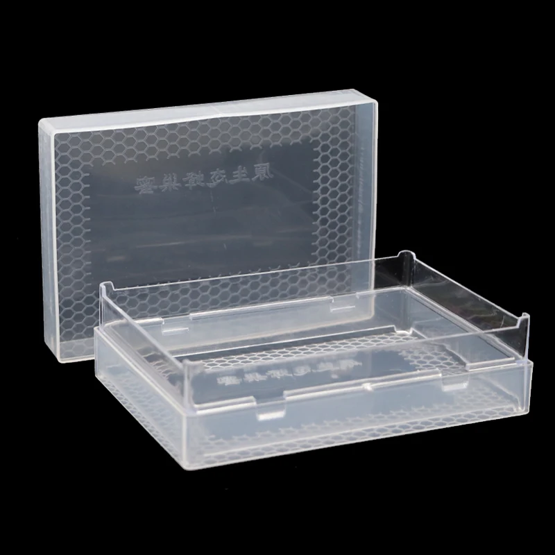 Una caja de plástico transparente con escritura china en él