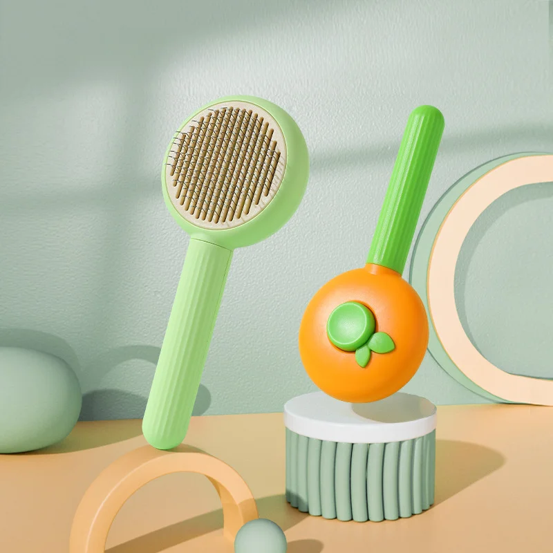 Un juguete verde y naranja en una mesa