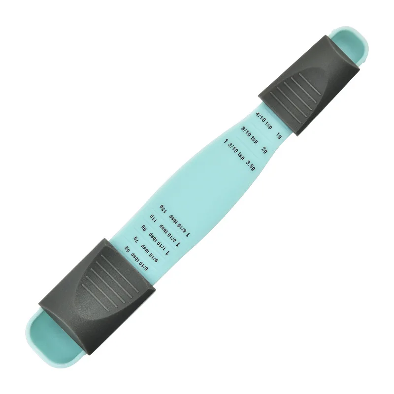 Cuchara medidora ajustable junto a contenedor de pienso