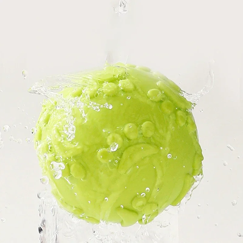 Juguete para masticar para perros, pelota chirriante de látex texturizada, Bola táctil manual, accesorios indestructibles para perros al aire libre, juguete resistente a mordeduras para perros - imagen 4