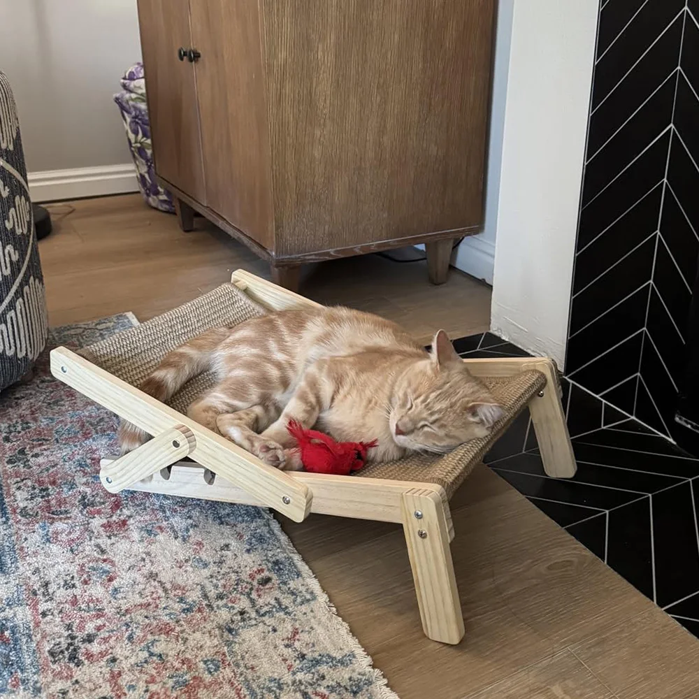 Silla cama elevada con marco de madera para gatos con rascador de Sisal, sillón plegable elevado para mascotas para gatos de interior para siesta y rascar - imagen 5