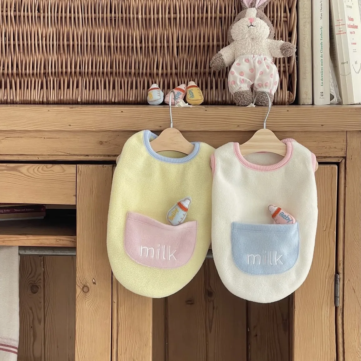 Chaleco de felpa suave para mascotas, abrigo cálido con bolsillo en contraste, ropa para cachorros, ropa para perros pequeños, otoño e invierno - imagen 4